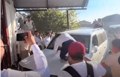 Мужчины как куклы на капоте: свадебный кортеж в Туркестанской области устроил хаос