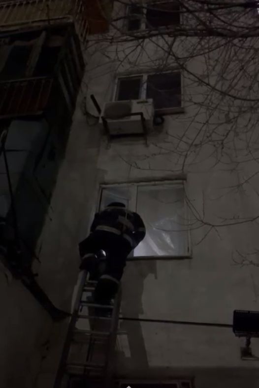 В Сатпаеве семилетний ребёнок заперся в квартире с семимесячным малышом