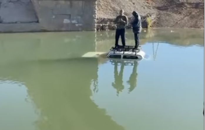 Машина с людьми упала в канал в Туркестанской области