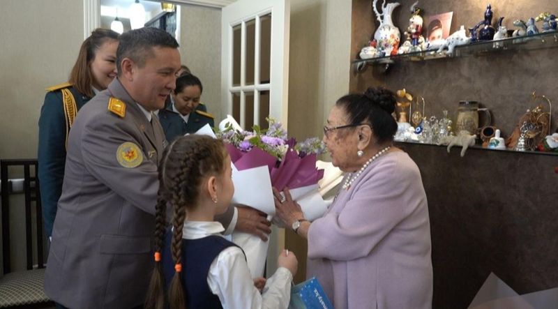 Оперную певицу Бибигуль Тулегенову поздравили военнослужащие в канун Дня Победы