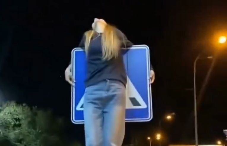 Девушка в Караганде устроила шоу на дорожном знаке: её разыскивает полиция