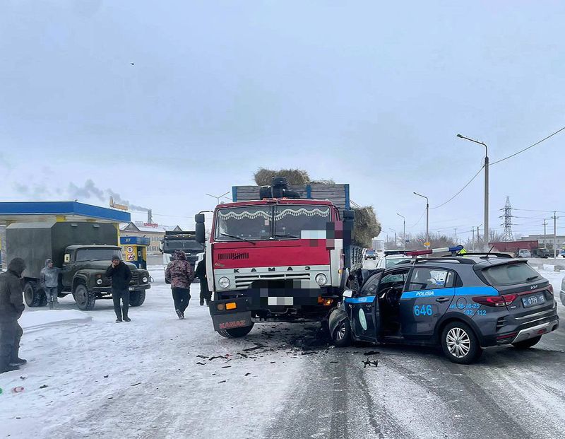 Спешили на вызов: полицейский автомобиль попал под КамАЗ в Семее