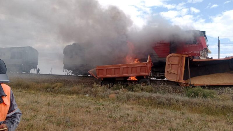 В ЗКО тепловоз сбил грузовик