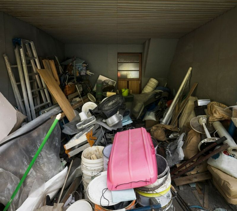 В заполненной мусором квартире нашли разлагающееся тело мужчины