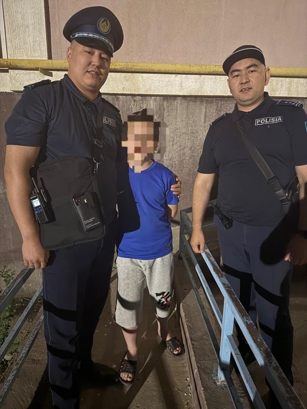 В Атырау 10-летний мальчик упал в шахту лифта, пытаясь занести велосипед