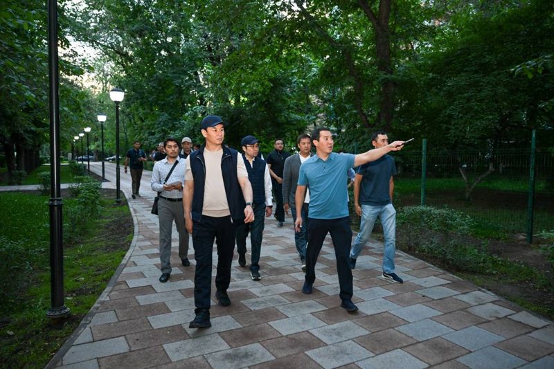 В Алматы благоустраивают скверы: на очереди территория у театра Мусрепова