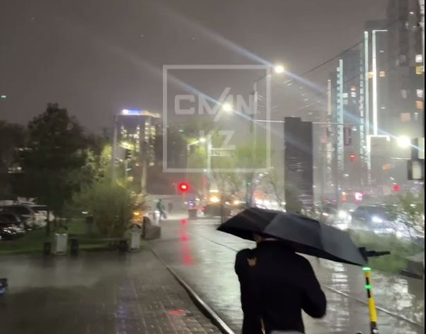 Непогода бушует в Алматы