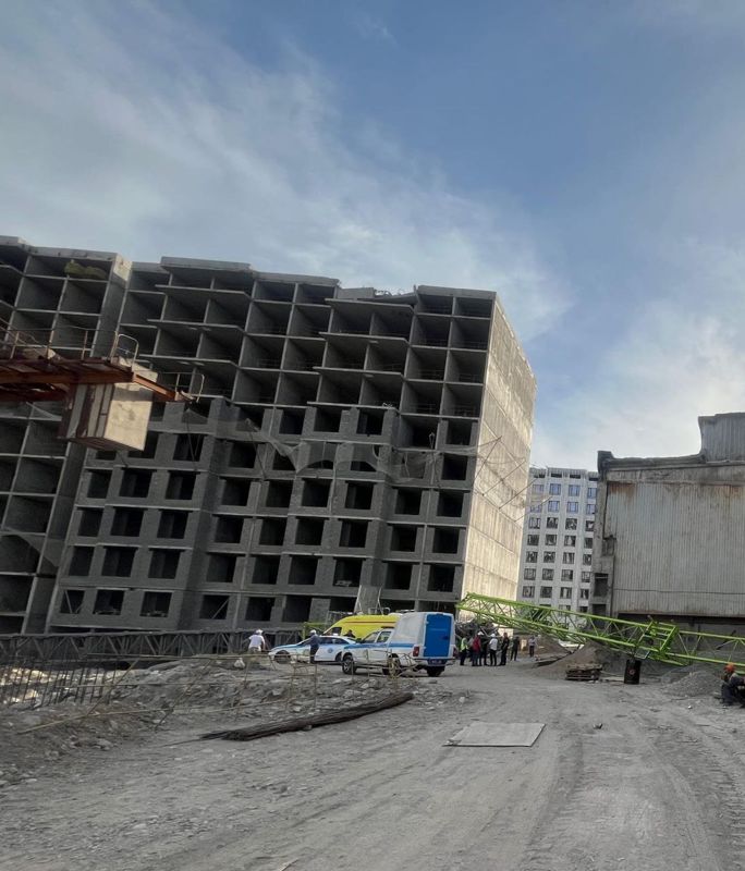 В Алматы упал башенный кран: есть погибший