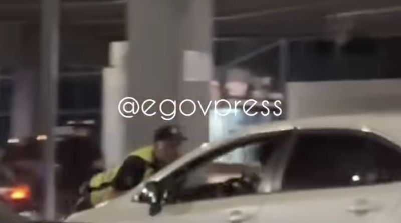 Опасная женщина протащила полицейского на капоте в Алматы