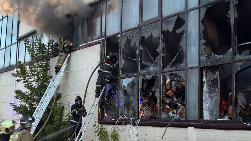 Крыша рынка рухнула в Астане во время пожара