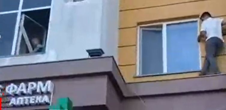 В Астане мужчина спас ребёнка, рискуя жизнью: полез по карнизу многоэтажки