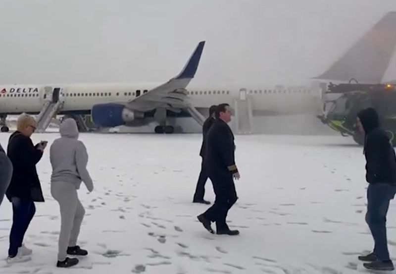 Очередное ЧП с самолетом: в Атланте у пассажирского лайнера загорелся двигатель