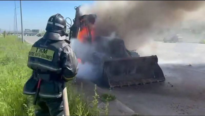 Трактор сгорел на дороге в Усть-Каменогорске