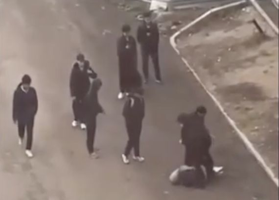 Заступился за девочку: в Астане подростки устроили драку