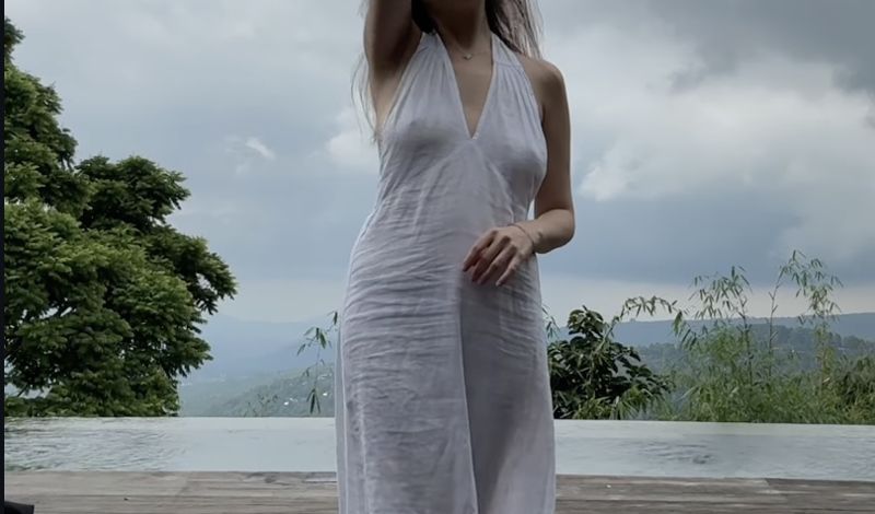 Асель Садвакасова впечатлила фотосессией на Бали в прозрачном платье