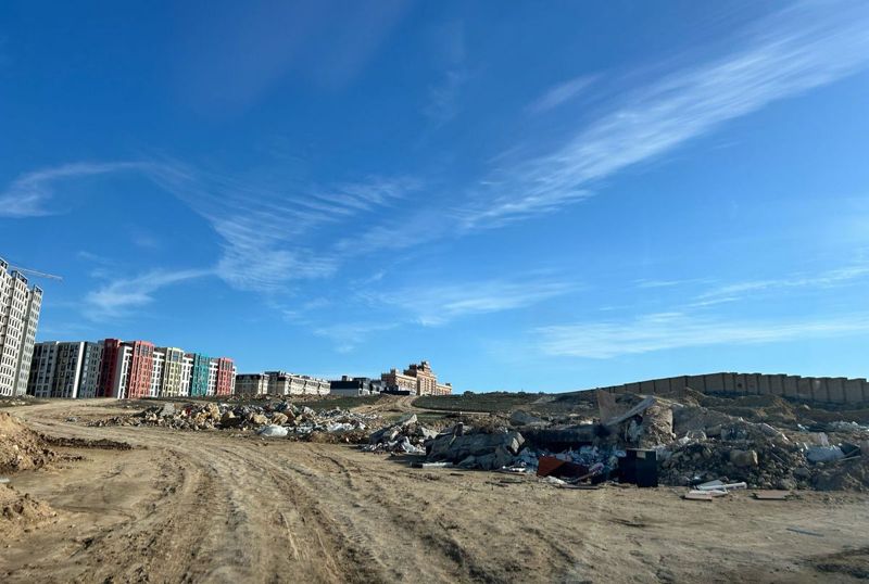 Без уважения: стихийную свалку организовали актаусцы у забора бывшей резиденции президента