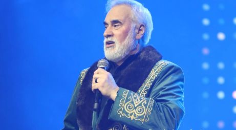 Валерий Меладзе вышел на сцену в чапане и растрогал алматинскую публику
