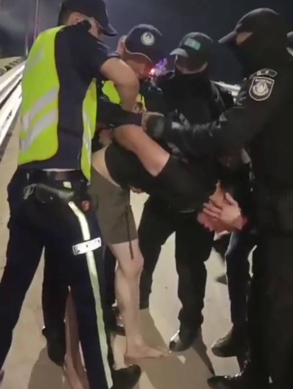 «Сломали ногу при задержании»: полиция Павлодара отрицает жестокость сотрудников