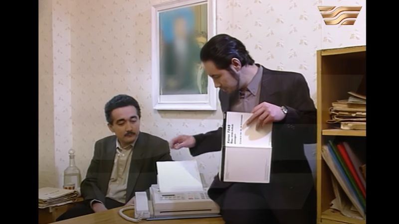 Портрет Назарбаева заблюрили в культовом сериале «Перекрёсток»