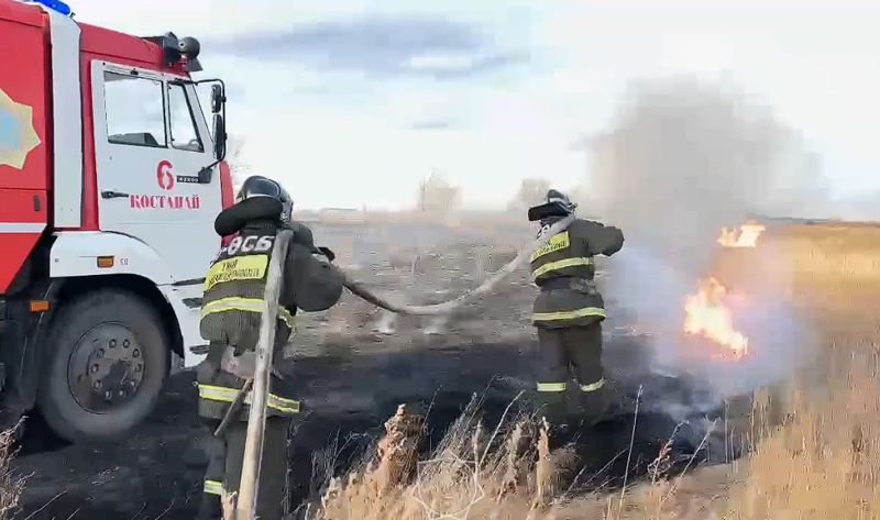 30 гектаров сухостоя сгорело в массиве Костаная