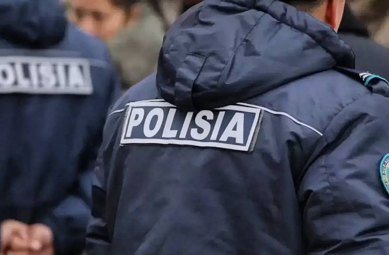 Полиция ищет курьеров, укравших картину из подъезда в Алматы