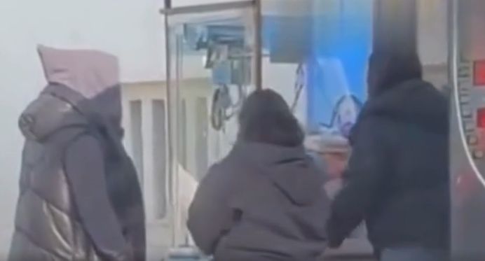 Не по-детски замучили: девушки пытали автомат с игрушками в Темиртау