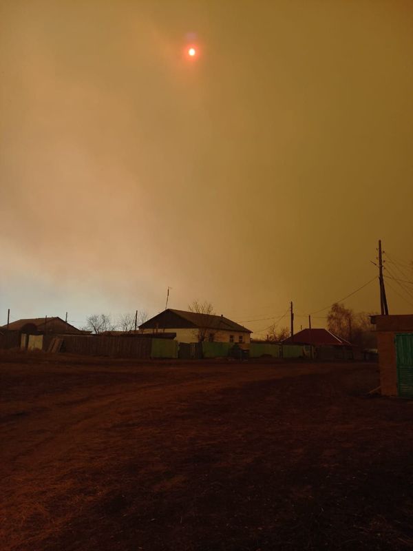 Степной пожар тушат в Костанайской области - обстановку усложняет сильный ветер