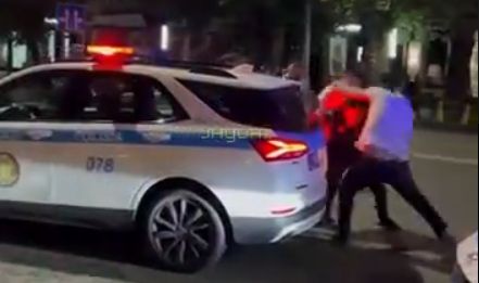 Драма у Театралки: алматинцы устроили бойню прямо перед кафе