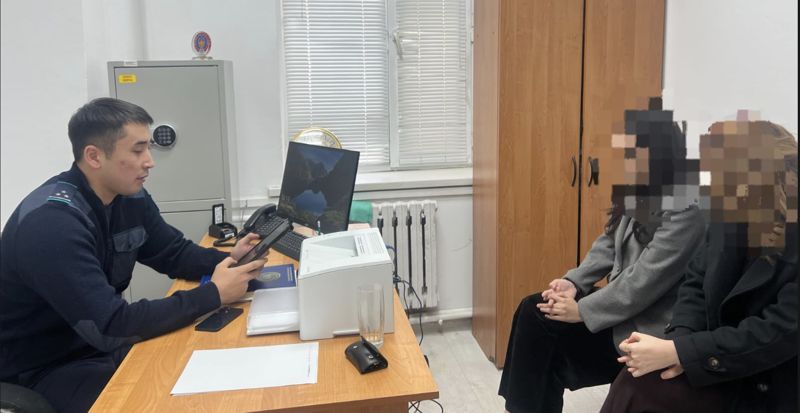 В Атырау девушки рискнули жизнью ради видео на проезжей части