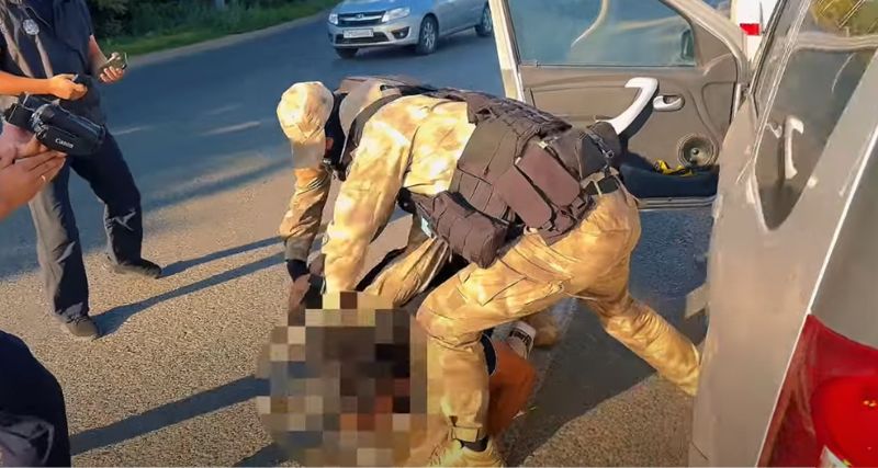 Парень три года вымогал деньги у бывшей под угрозой интим-рассылки