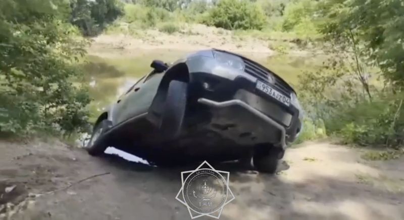 Внедорожник повис над обрывом с водителем внутри, мужчину удалось спасти