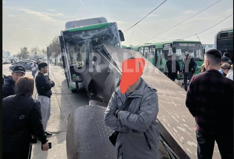 В Алматы автобус врезался в остановку: пострадали пешеход и пассажир