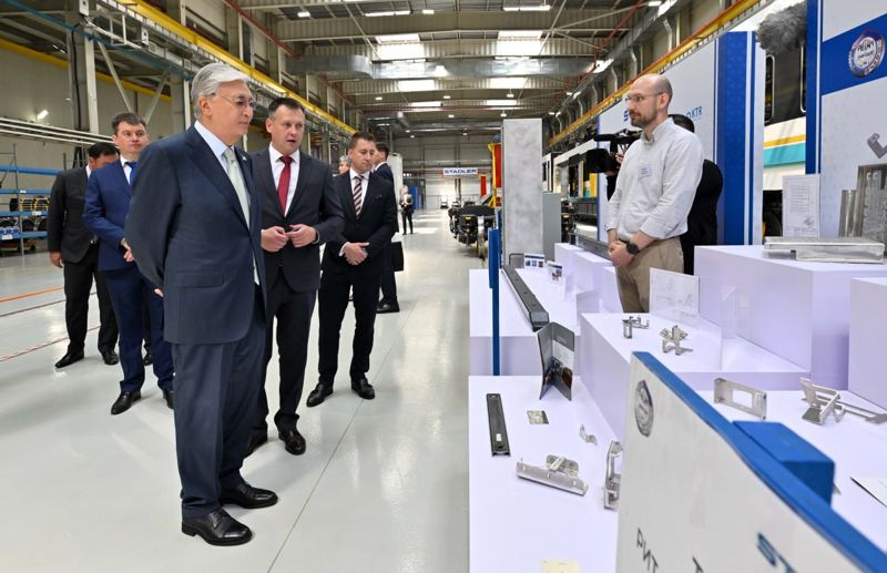 Токаеву показали железнодорожные вагоны с современными инженерными решениями