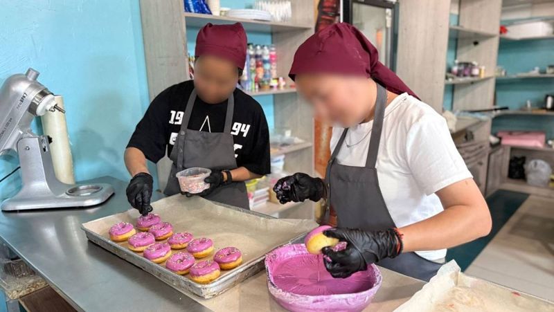 Заключённых в Павлодарской области научили печь кексы, пироги и пончики