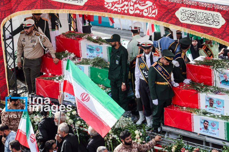 Тысячная толпа собралась в столице Ирана на похороны погибших во время ударов Израиля