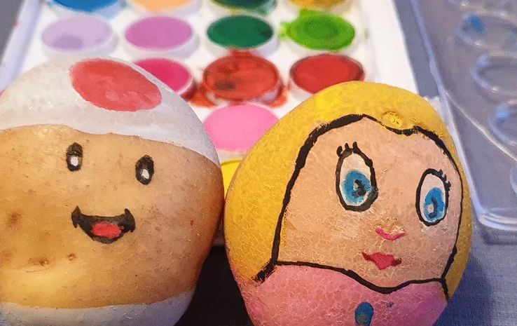 Дорогие яйца: американцы красят к Пасхе картошку и лук