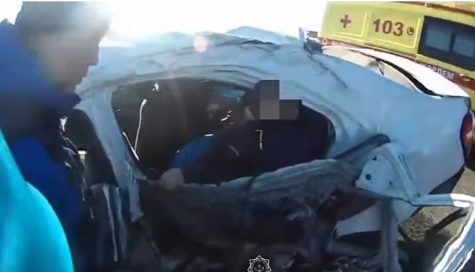 Мужчину зажало в смятом авто после ДТП