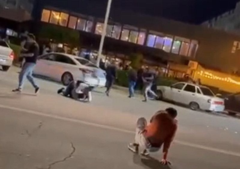 Массовую драку на проезжей части устроили мужчины в День Победы в Актау