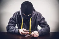 Мошенники наладили крупную схему по выводу денег через дропперов в ЗКО