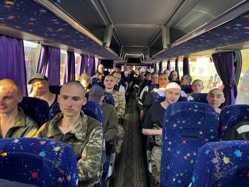 Двух казахстанцев вернули из украинского плена в пасхальный обмен