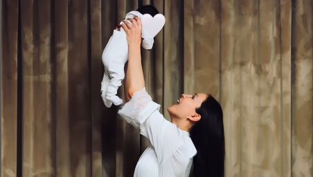 Теперь у меня есть пятый ангел: жена Кайрата показала новорождённого ребёнка