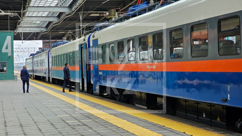 Опоздавшая на поезд акмолинка кинула камень в окно машиниста и разбила стекло