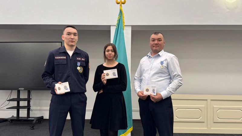 Казахстанцы получили награды за спасение детей из пожара