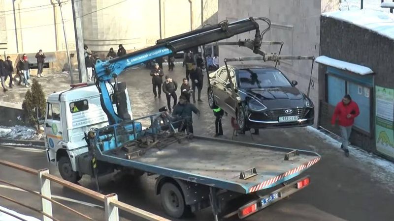 В Алматы любители незаконно парковаться попадут на видео