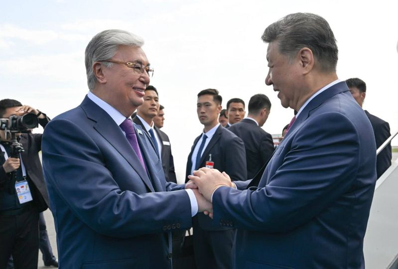Токаев тепло попрощался с Си Цзиньпином в аэропорту Астаны