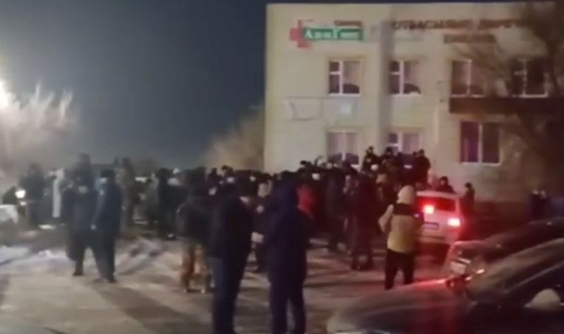 Жители садоводческого товарищества в Уральске перекрыли дорогу