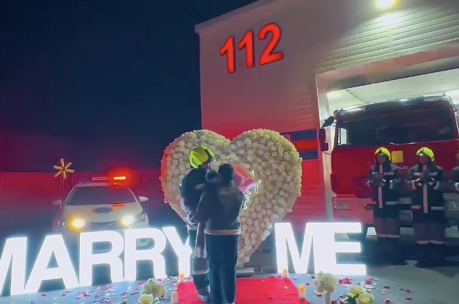 Выйдешь за меня? Пожарный превратил тревогу в самый трогательный момент