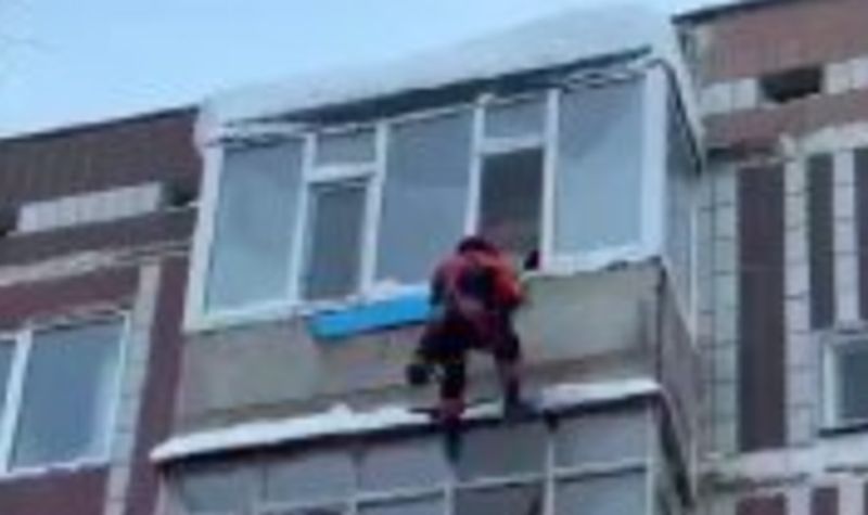 Женщина попала в ловушку на балконе собственной квартиры в Астане