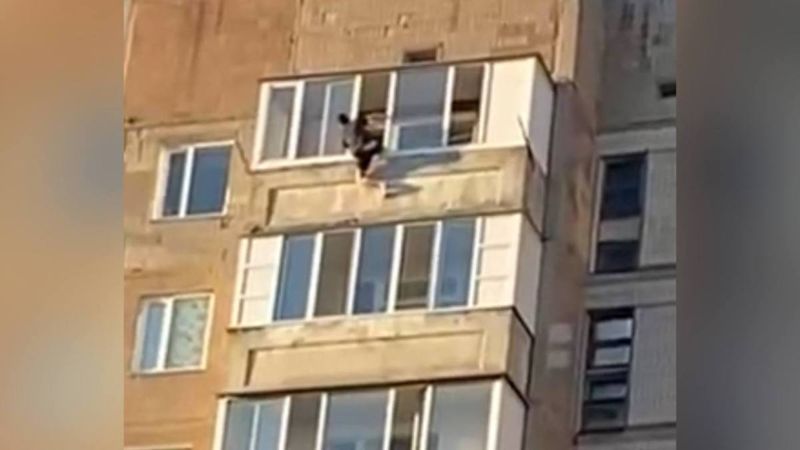 Мужчина пытался спрыгнуть с балкона девятого этажа в Караганде