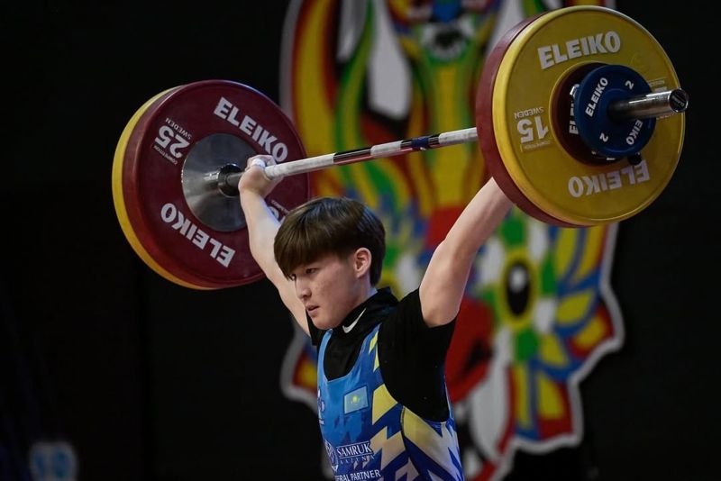 Казахстанец выиграл "золото" чемпионата мира по тяжелой атлетике